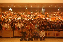 かりゆし58と新成人たちによる記念写真。