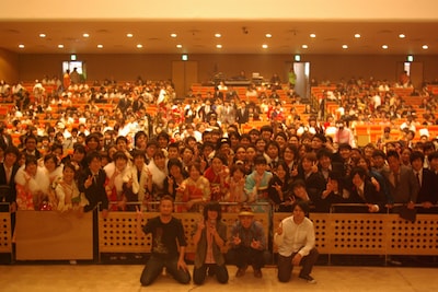 かりゆし58と新成人たちによる記念写真。