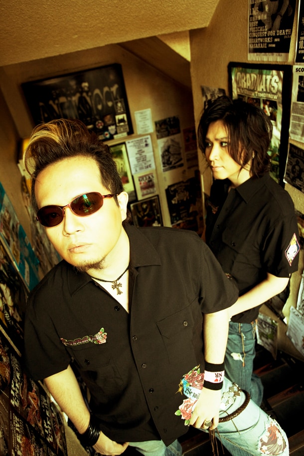 milktubのbamboo（写真手前）はソロで登場。