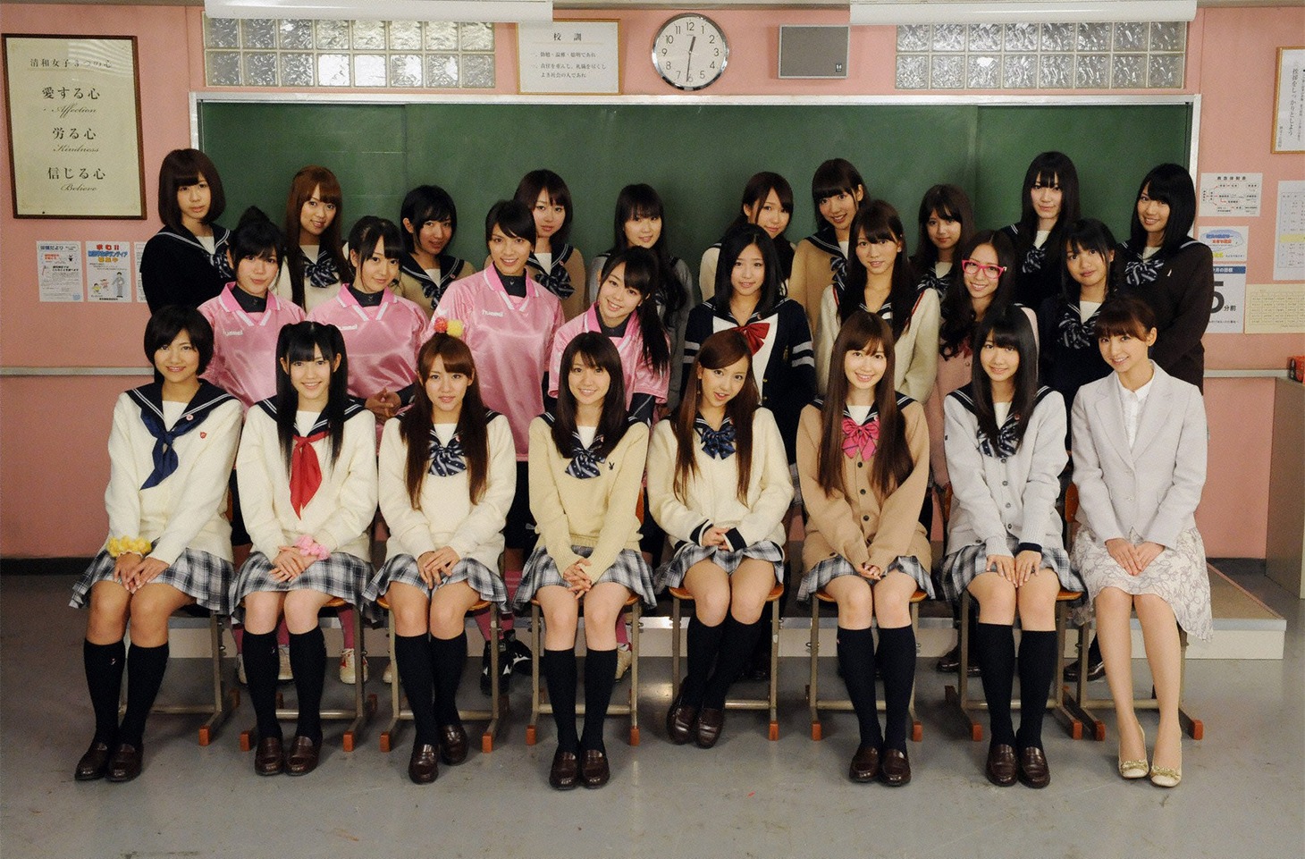 今週の人気の画像6位は「AKB48メンバー総出演の感動学園ドラマ9夜連続放送」より、出演者集合写真。（C）NTV