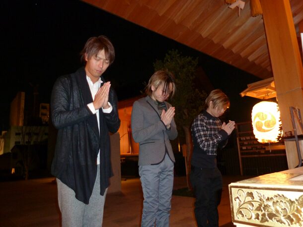 ソナポケが11年1月11日1 11にヒット祈願のお百度参り 音楽ナタリー ソナポケが11年1月11日1 11にヒット祈願のお百度参り 音楽ナタリー