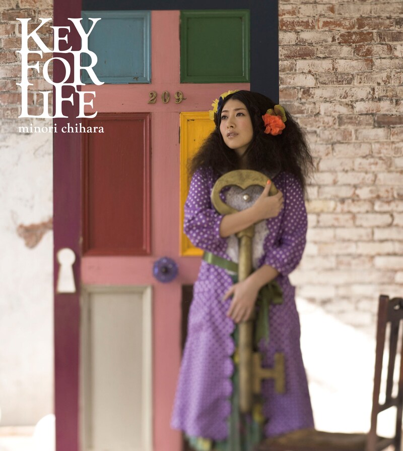 シングル「KEY FOR LIFE」ジャケット（写真）は、巨大な鍵を持ったみのりんのメルヘンなビジュアルが印象的。