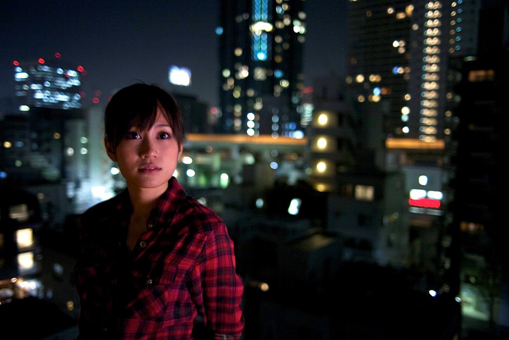 都内の夜景をバックに、AKB48に対する思いを口にする前田敦子。(C)「DOCUMENTARY of AKB48」製作委員会