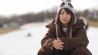 スキー場にてリラックスしながらこれまで、そしてこれからについて語る大島優子。(C)「DOCUMENTARY of AKB48」製作委員会