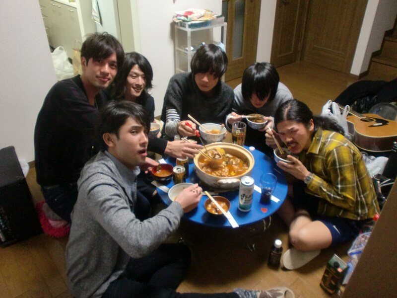 写真はSISTER JETと[Champagne]の新年会の様子。撮影はWATARU.Sが担当した。