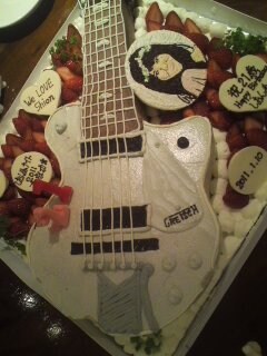 誕生日を記念し、ギターをかたどった巨大ケーキがプレゼントされた。