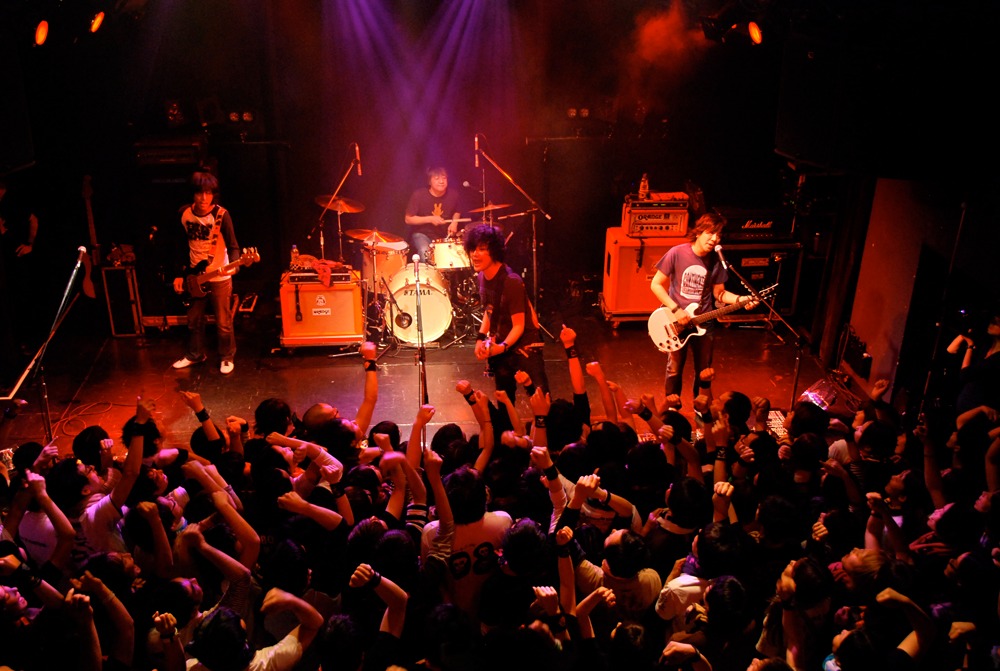 写真は1月13日のライブの模様。