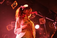 写真は1月10日のワンマンライブ「しおんぬナイト2011～新曲できたぜ！やっちゃうぜ！」の模様。