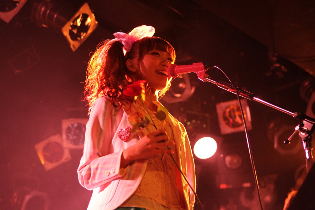 写真は1月10日のワンマンライブ「しおんぬナイト2011～新曲できたぜ！やっちゃうぜ！」の模様。