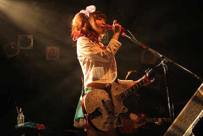 写真は1月10日のワンマンライブ「しおんぬナイト2011～新曲できたぜ！やっちゃうぜ！」の模様。