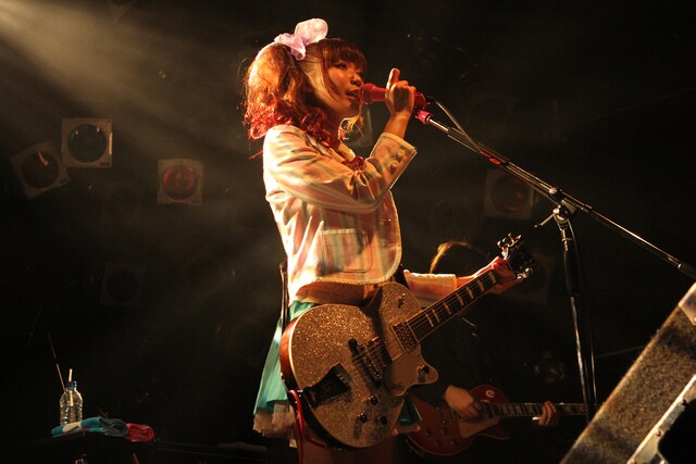 写真は1月10日のワンマンライブ「しおんぬナイト2011～新曲できたぜ！やっちゃうぜ！」の模様。
