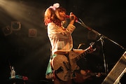 写真は1月10日のワンマンライブ「しおんぬナイト2011~新曲できたぜ!やっちゃうぜ!」の模様。