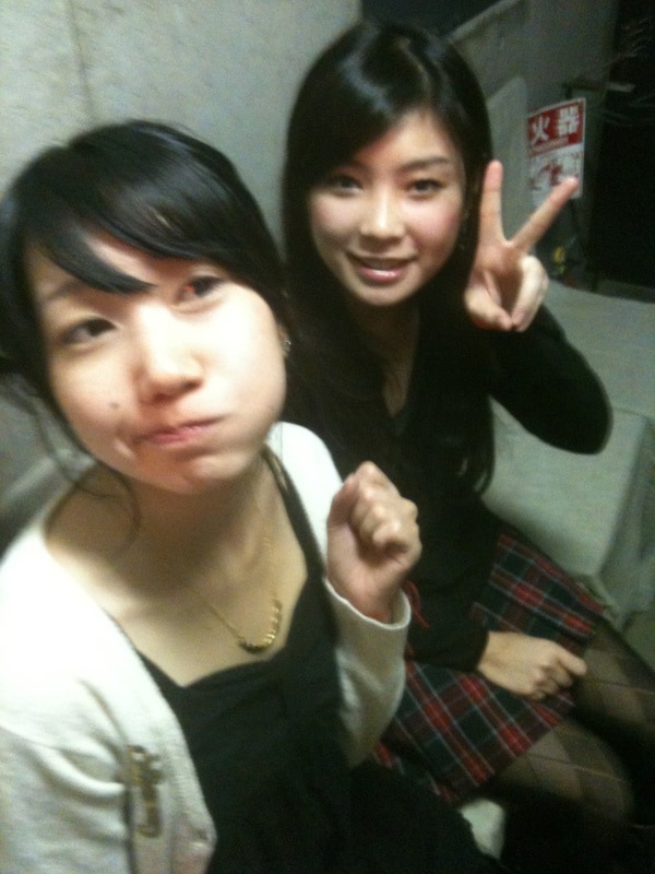 バンドじゃないもん！の現時点で発表されているメンバー。左がみさこ（Dr）で右がかっちゃん（Dr）。