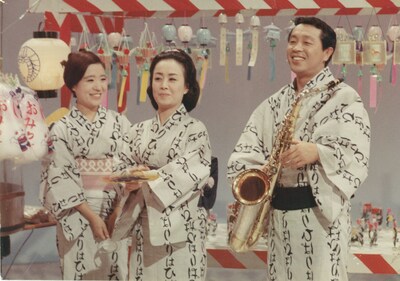 若かりし日の美空ひばり（写真中央）と原信夫（右）。