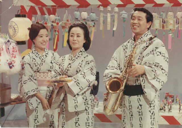 若かりし日の美空ひばり（写真中央）と原信夫（右）。