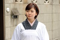 田畑智子扮する山岸葵。落語家としては芸も地位もあるが、実生活ではのほほんとした頼りない亭主である小六を支える、チャキチャキの下町っ子の女房という役柄だ。小六は葵にぞっこん。（C）2011「落語物語」製作委員会