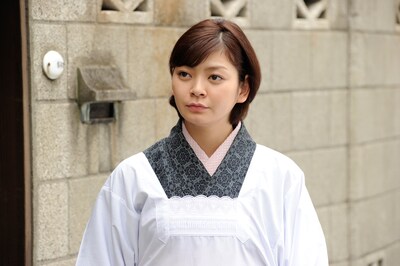 田畑智子扮する山岸葵。落語家としては芸も地位もあるが、実生活ではのほほんとした頼りない亭主である小六を支える、チャキチャキの下町っ子の女房という役柄だ。小六は葵にぞっこん。（C）2011「落語物語」製作委員会