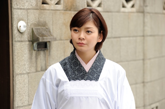 田畑智子扮する山岸葵。落語家としては芸も地位もあるが、実生活ではのほほんとした頼りない亭主である小六を支える、チャキチャキの下町っ子の女房という役柄だ。小六は葵にぞっこん。（C）2011「落語物語」製作委員会