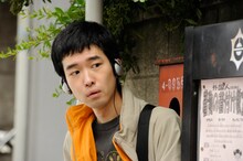 柳家わさび扮する春木真人。小六に弟子入り後「今戸家小春」という芸名をつけてもらう。わさびはもともと電気グルーヴの大ファンで、今回瀧と共演したことについて「うれしいというより先に不思議な感覚でしたね」とコメント。（C）2011「落語物語」製作委員会