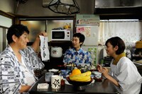 写真は映画のメインカット。左からピエール瀧（今戸家小六）、柳家わさび（春木真人 / 今戸家小春）、田畑智子（山岸葵）。（C）2011「落語物語」製作委員会