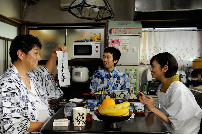 写真は映画のメインカット。左からピエール瀧（今戸家小六）、柳家わさび（春木真人 / 今戸家小春）、田畑智子（山岸葵）。（C）2011「落語物語」製作委員会