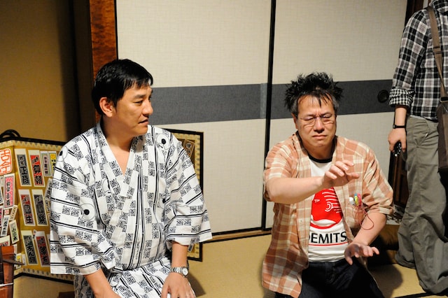 瀧（写真左）に演技指導を行うしん平監督（写真右）。瀧が劇中で身に付ける着物は、主にしん平監督のもの。（C）2011「落語物語」製作委員会