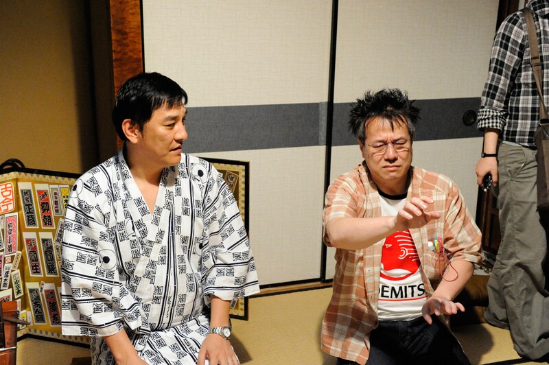 瀧（写真左）に演技指導を行うしん平監督（写真右）。瀧が劇中で身に付ける着物は、主にしん平監督のもの。（C）2011「落語物語」製作委員会