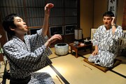 映画「落語物語」のワンシーン。小春（写真左）に稽古を付ける小六（写真右）には、わざとゆるい雰囲気を持たせたとのこと。（C）2011「落語物語」製作委員会
