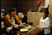映画「落語物語」のワンシーン。田畑智子（写真右）は瀧について「いつもどっしりして、役柄にピッタリでしたね。心が大きい、包み込んでくれそうな人です。実はピエールさんというより、私にとっては六ちゃん（小六）っていう感じ。そのくらい家族みたいな気持ちでいられました。理想の夫婦です」と話している。（C）2011「落語物語」製作委員会