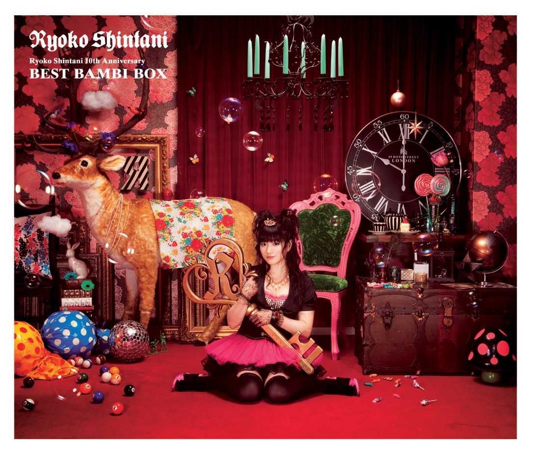 「BEST BAMBI BOX」アルバムジャケット（写真）には、これまでに発表された楽曲にまつわる小物が散りばめられている。