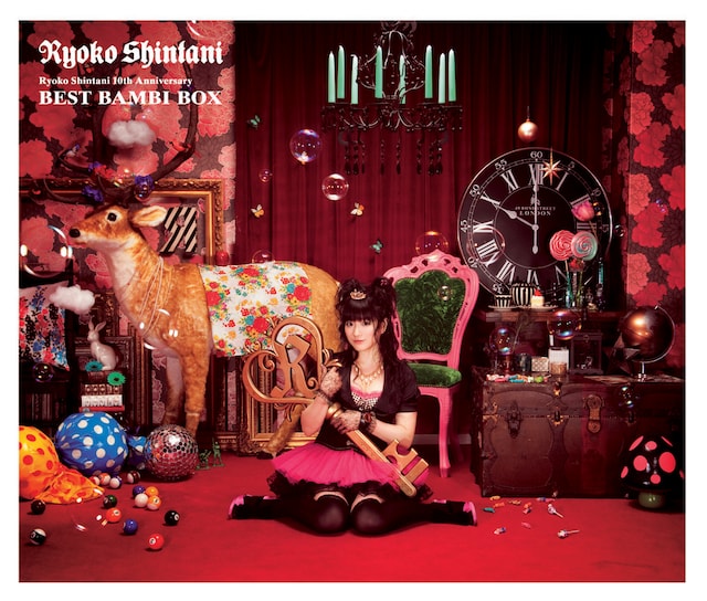 「BEST BAMBI BOX」アルバムジャケット（写真）には、これまでに発表された楽曲にまつわる小物が散りばめられている。