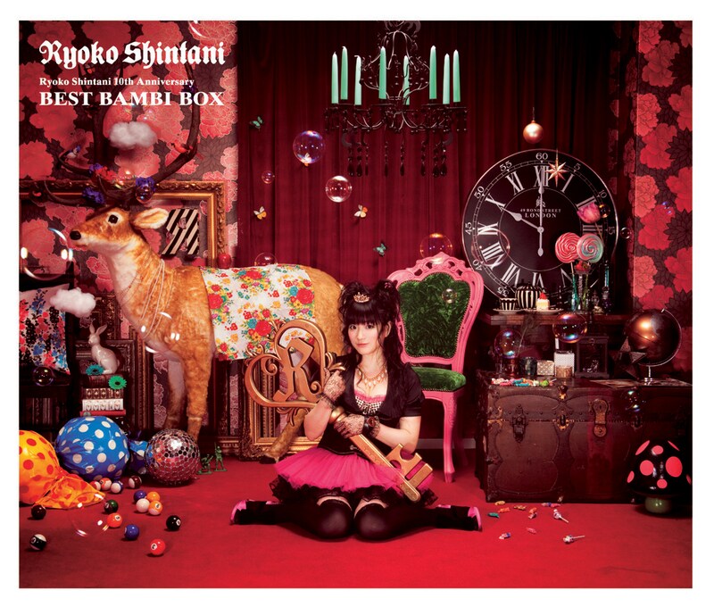 「BEST BAMBI BOX」アルバムジャケット（写真）には、これまでに発表された楽曲にまつわる小物が散りばめられている。