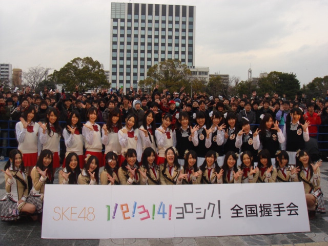 写真は本日1月15日の握手会の模様。 (C)PYTHAGORAS PROMOTION