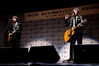 「Hey和」を熱唱するゆず。