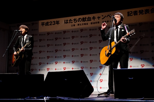 「Hey和」を熱唱するゆず。