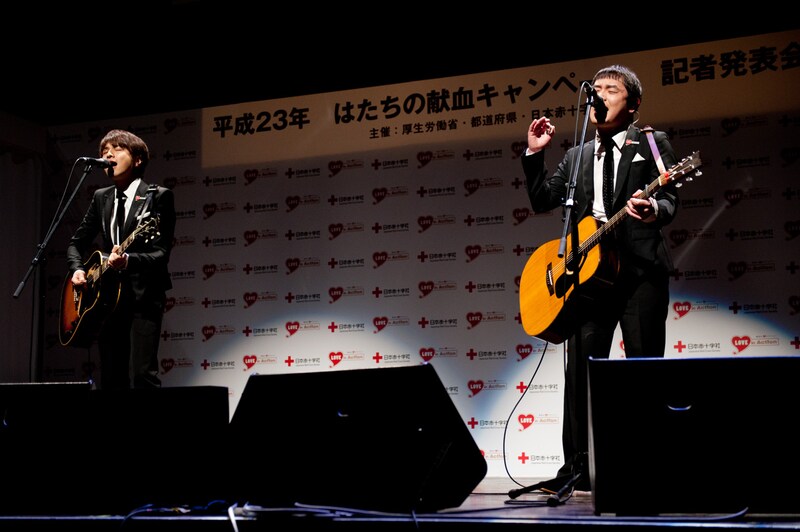 「Hey和」を熱唱するゆず。