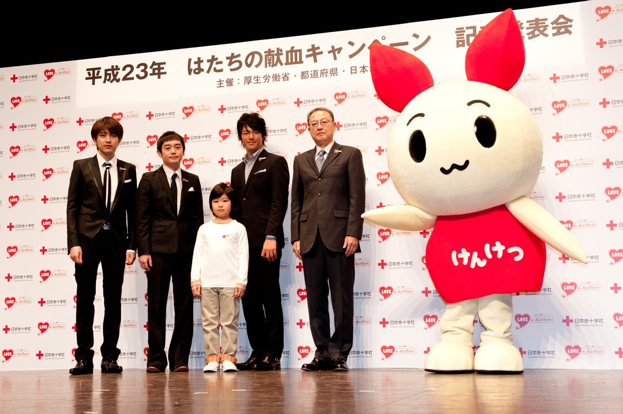 写真左より北川悠仁、岩沢厚治、峰山真彩さん、石川遼選手、石川隆英・日本赤十字社血液事業本部副本部長、献血推進キャラクター・けんけつちゃん。