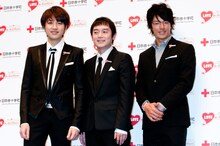 写真左より北川悠仁、岩沢厚治、石川遼選手。