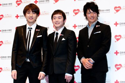 写真左より北川悠仁、岩沢厚治、石川遼選手。