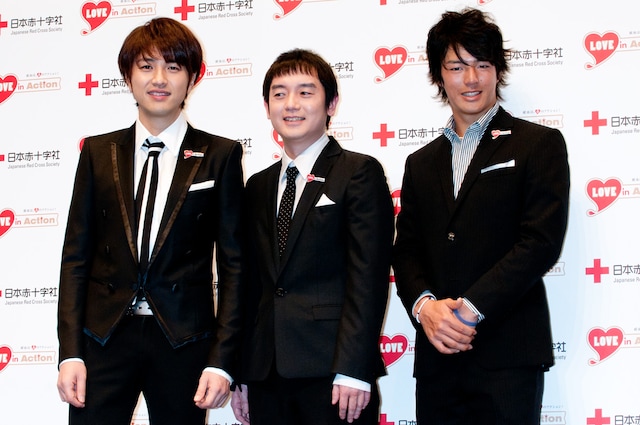 写真左より北川悠仁、岩沢厚治、石川遼選手。