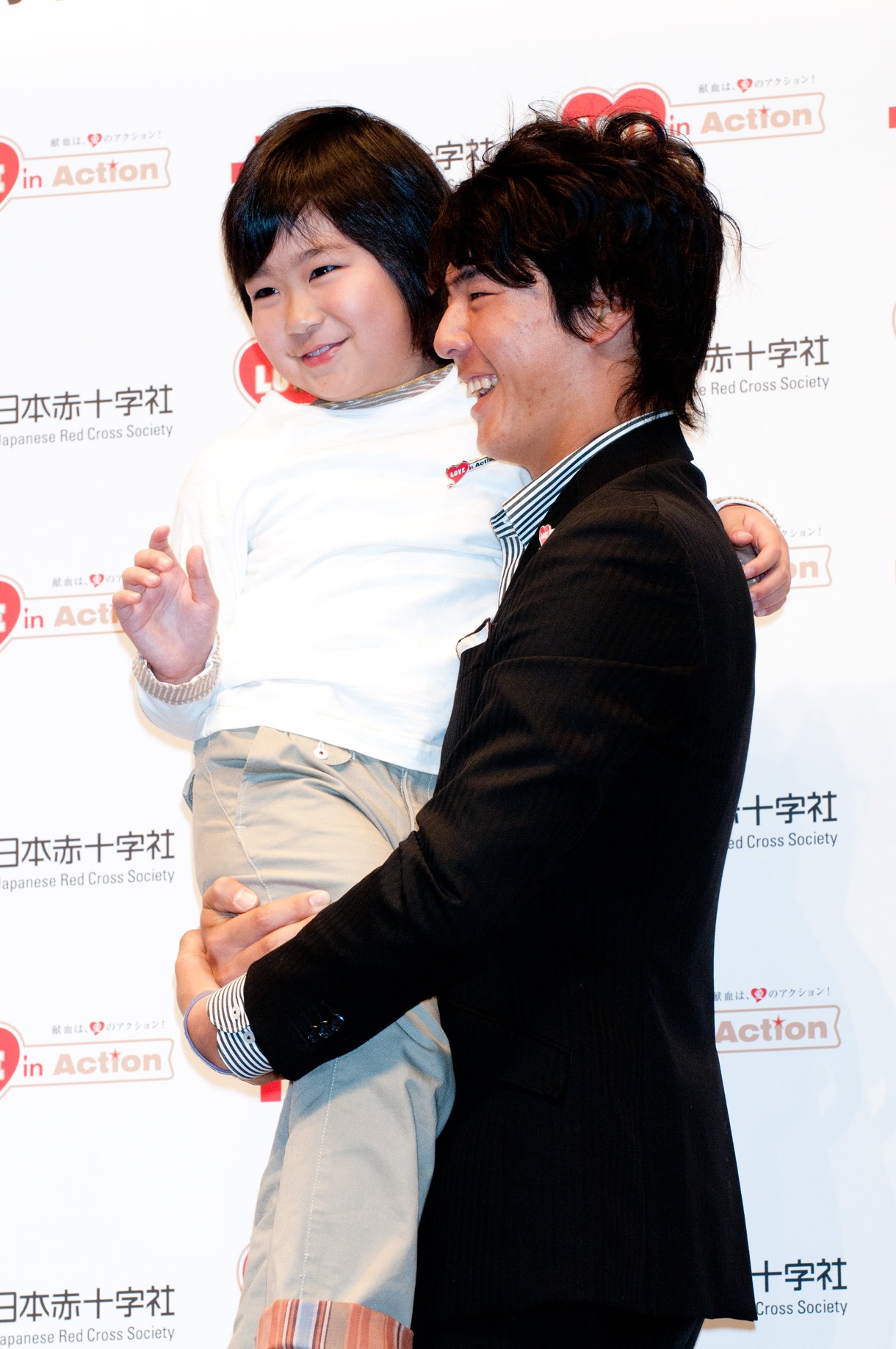 報道陣のリクエストに応え、真彩さんを抱き上げる石川選手。