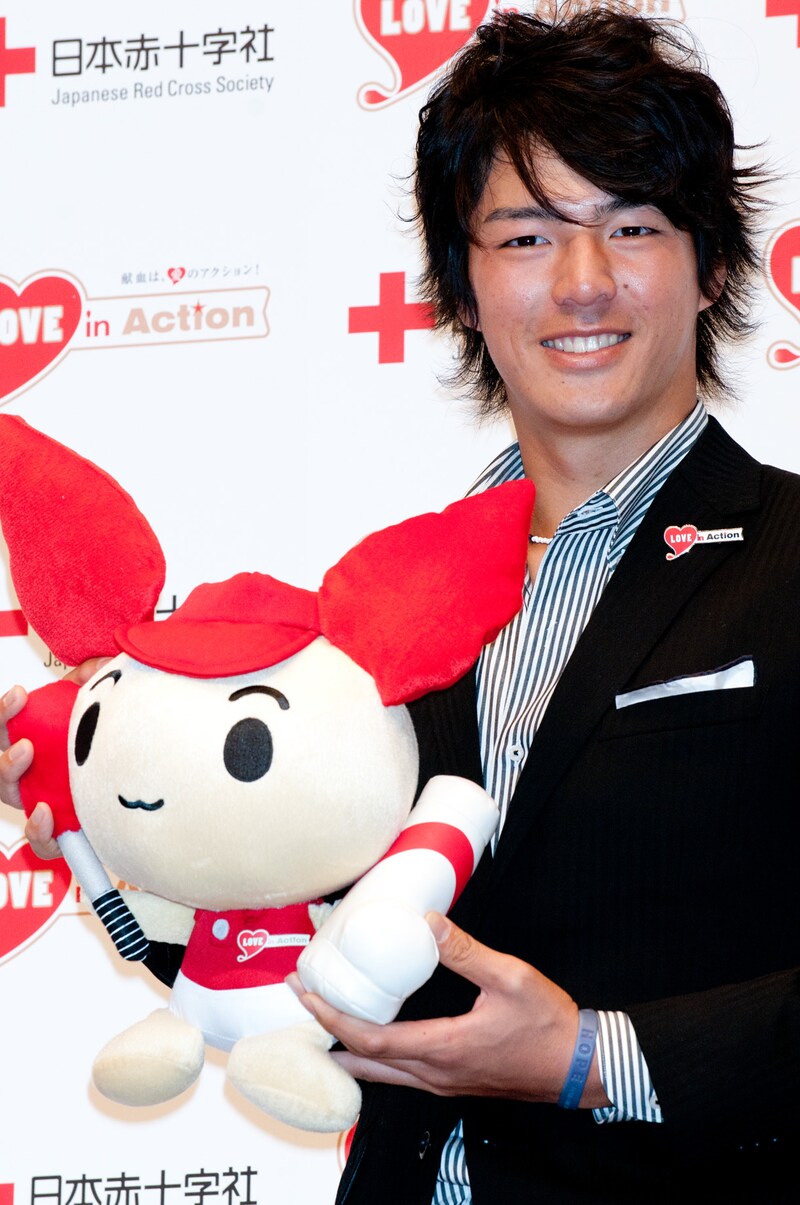 けんけつちゃんのぬいぐるみを手にした石川遼選手。