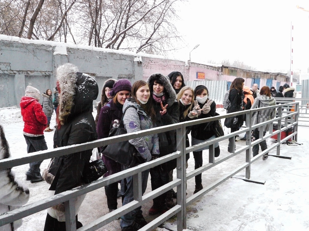 外で開場を待つモスクワのムックファン。