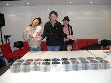 300枚の「当たりCD」を前に記念撮影する毛皮のマリーズ。