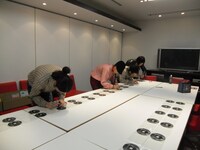 熱心にサインを書き込む毛皮のマリーズ。