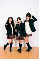 SKE48「アイドル研究会」の赤枝里々奈、佐藤実絵子、阿比留李帆（写真左から）は中西記者にアイドルのイロハを伝授。