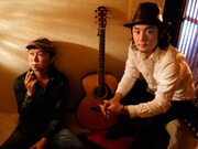 写真は右が藤田大吾、左がKAZYA。英語で「酔っぱらった」という意味を持つユニット名は、大吾とKAZYAが“run”するという意味も込められている。