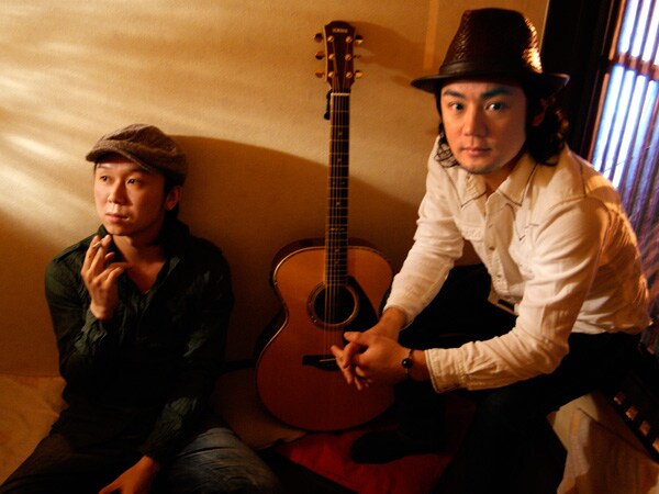 写真は右が藤田大吾、左がKAZYA。英語で「酔っぱらった」という意味を持つユニット名は、大吾とKAZYAが“run”するという意味も込められている。