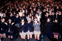 女子中高生400人と一緒に記念撮影をするフレンチ・キスの3人。