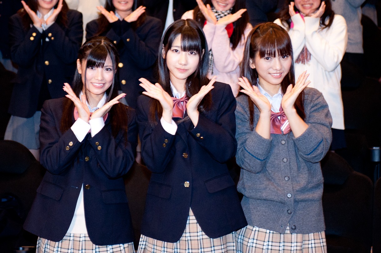フレンチ・キス。写真左から倉持明日香、柏木由紀、高城亜樹。